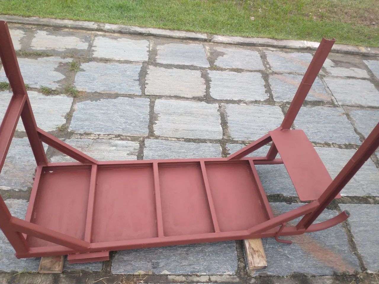 Mesa de ferro resistente e prática. - Foto 5