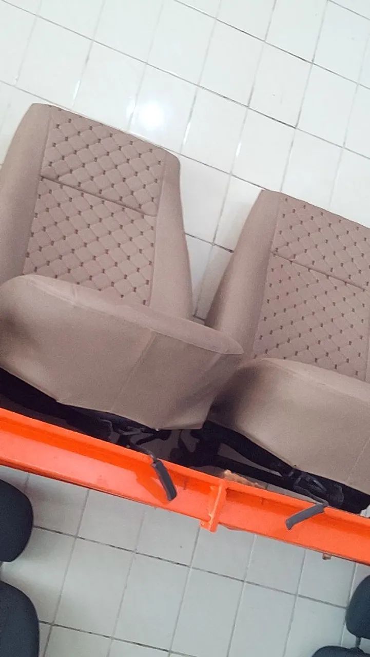 Banco de a base de troca reforma indireta interior do seu carro e de Guto 100% ou sinté