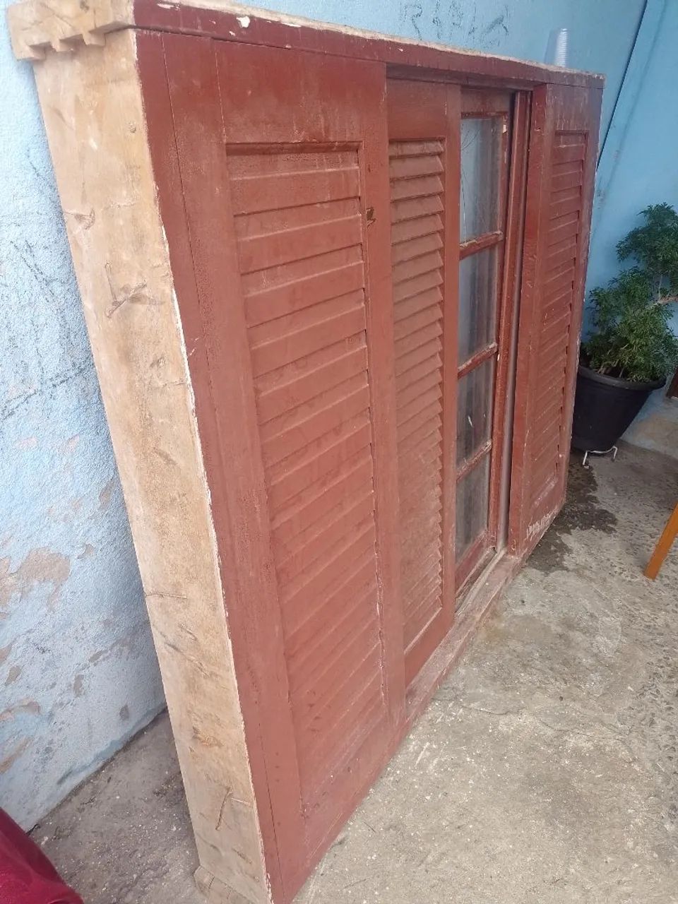 Janela madeira antiga