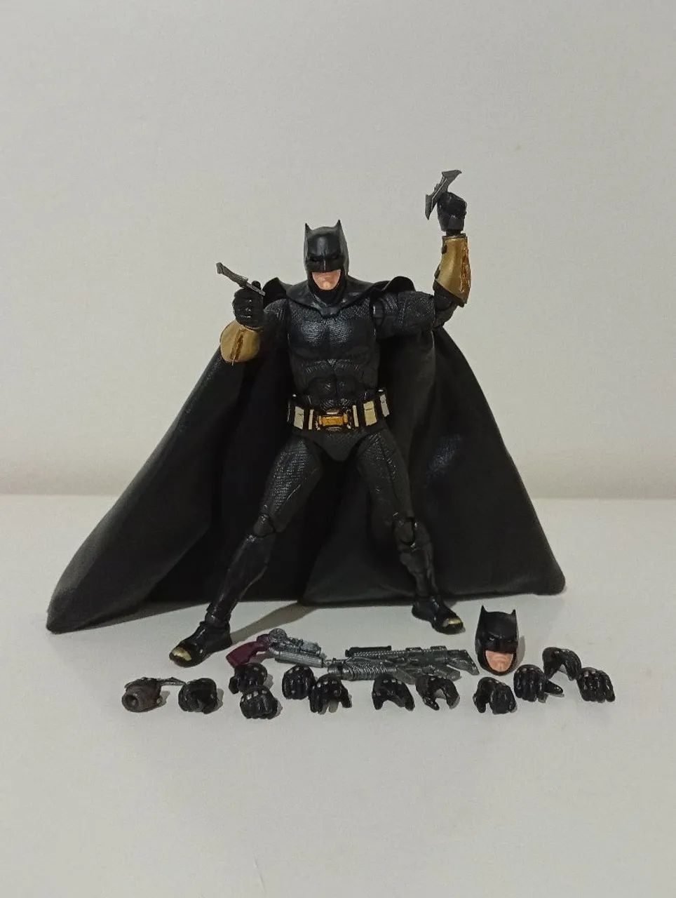Batman Mafex Action figure + Brinde surpresa