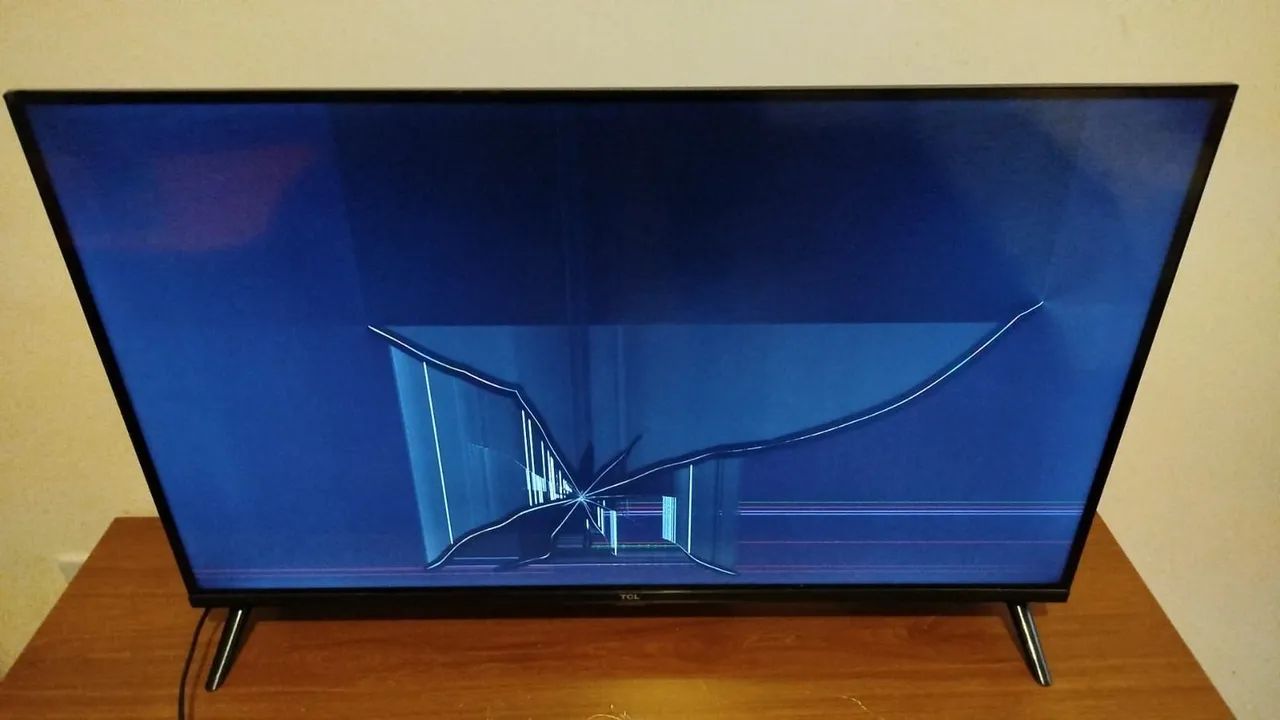 Tv Semp TCL 32" com defeito 