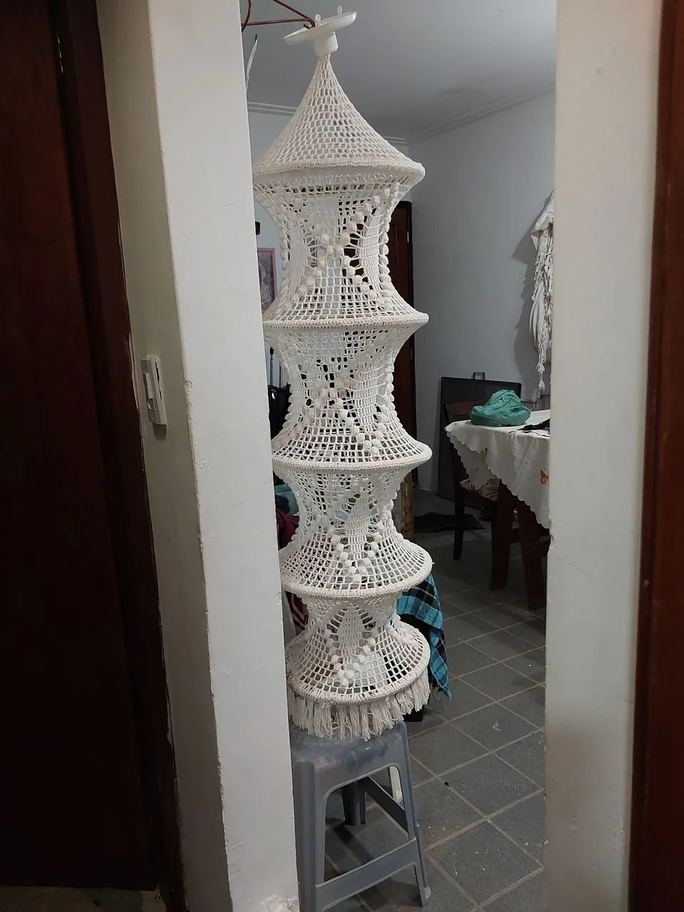 Luminária em macramé.