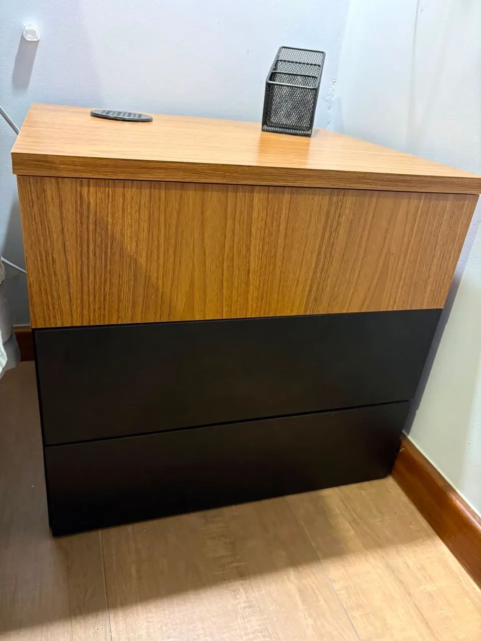 Mesa de Cabeceira 2 Gavetas - Excelente Estado | Moderna e Funcional - Foto 2