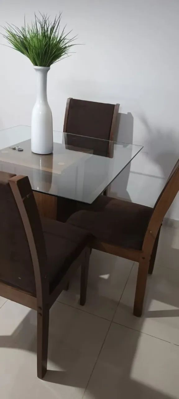 Vendo MESA. Acompanha cadeiras mas 2 precisa de reforma 65204504703233123