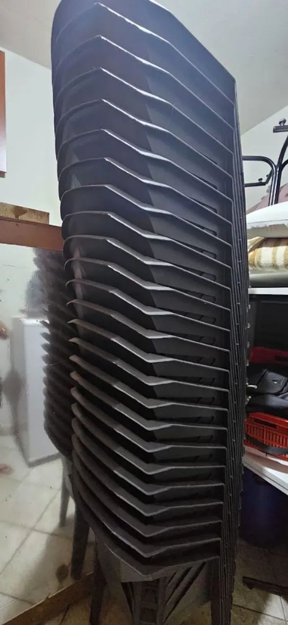 9 Mesas e 24 Poutronas Mesas de tampão de MDF e e pés de metal, Poutonas de plástico - Foto 3