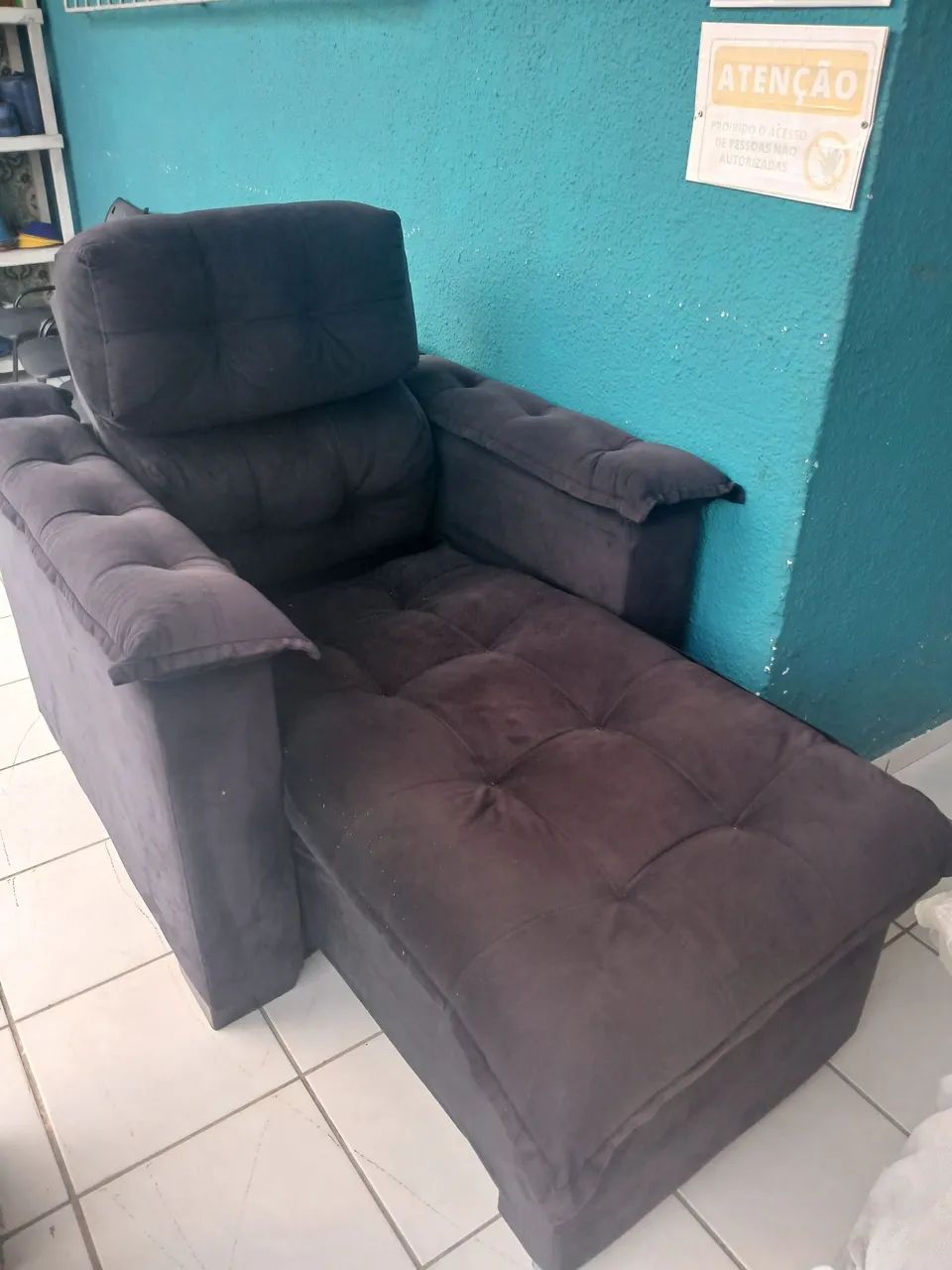 Poltrona preta retrátil revestida em veludo  - Foto 2