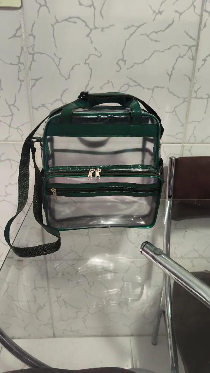 Bolsa transparente impermeável.