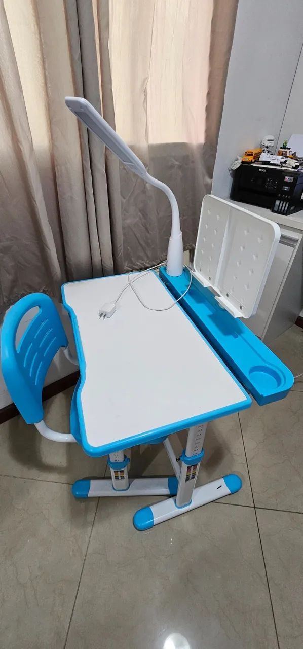 Mesa cadeira infantil escolar, com porta tablet e luminária  - Foto 4