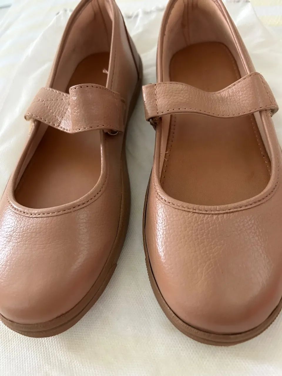 Sapatos Soulier na cor caramelo