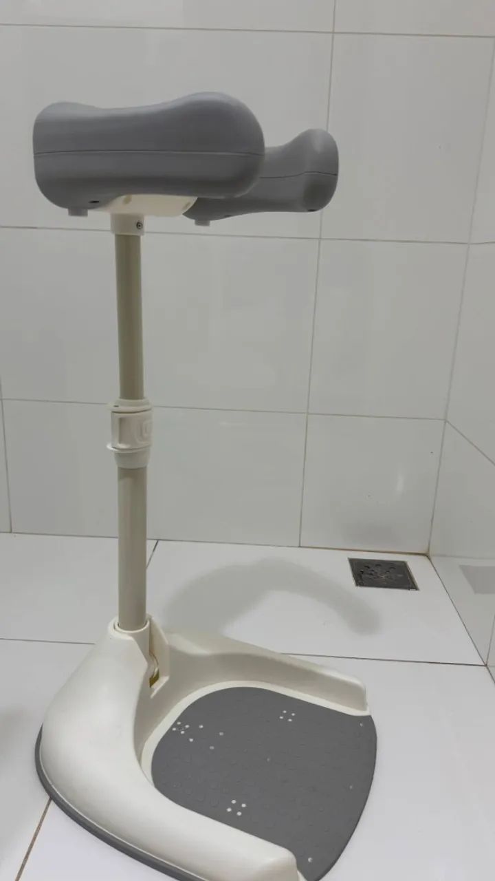 Suporte para banho de bebê em pé