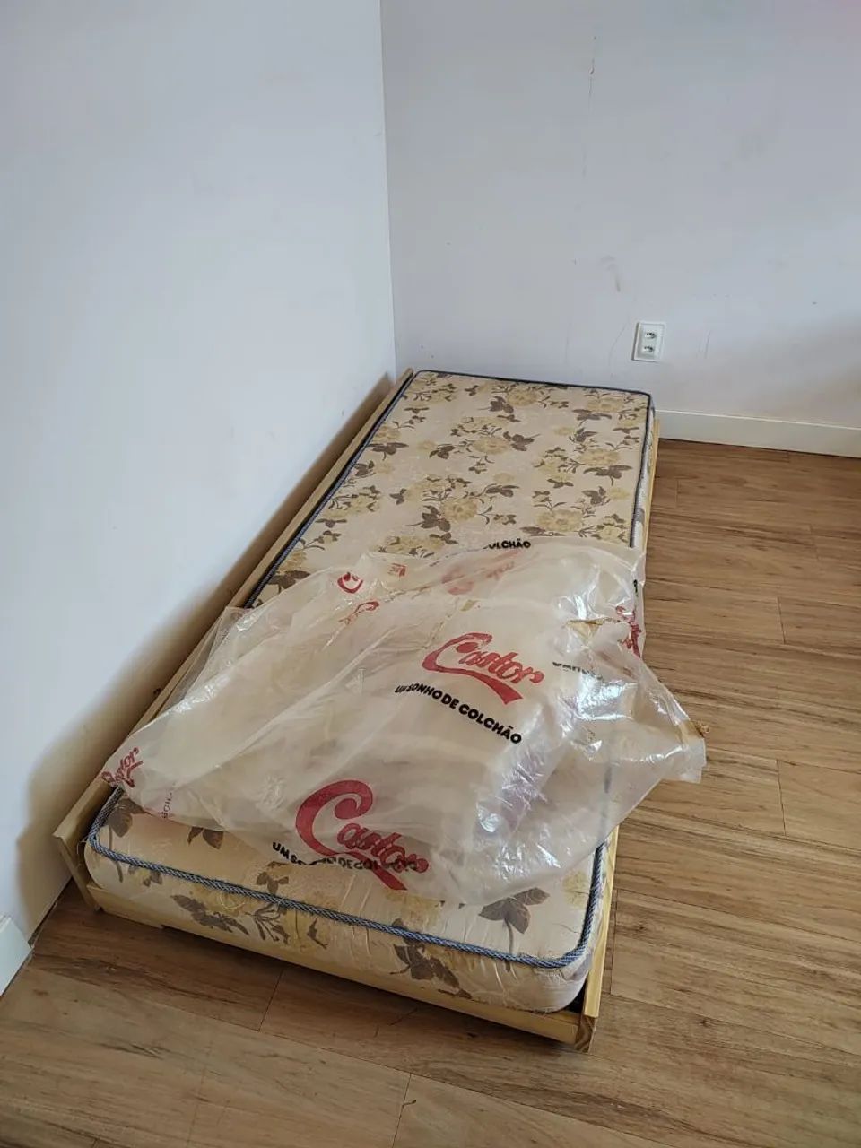 Cama dupla de madeira com colchões  - Foto 2