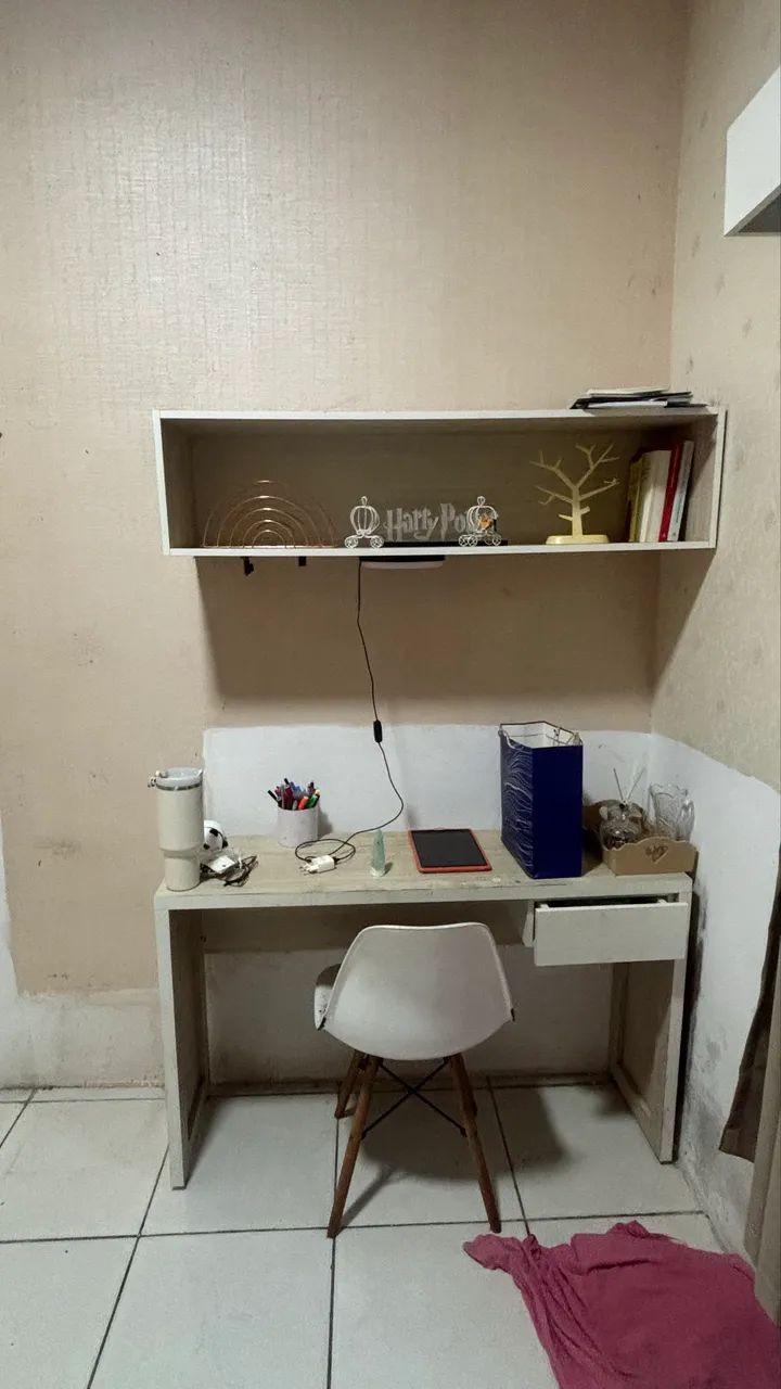 Conjunto mesa e estante chique