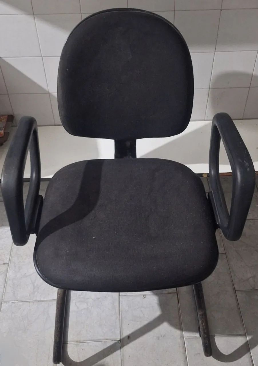 VENDE-SE CADEIRA DE ESCRITÓRIO E PARA ESTUDOS E TRABALHO! ASSENTO E RECOSTO ACOLCHOADOS!