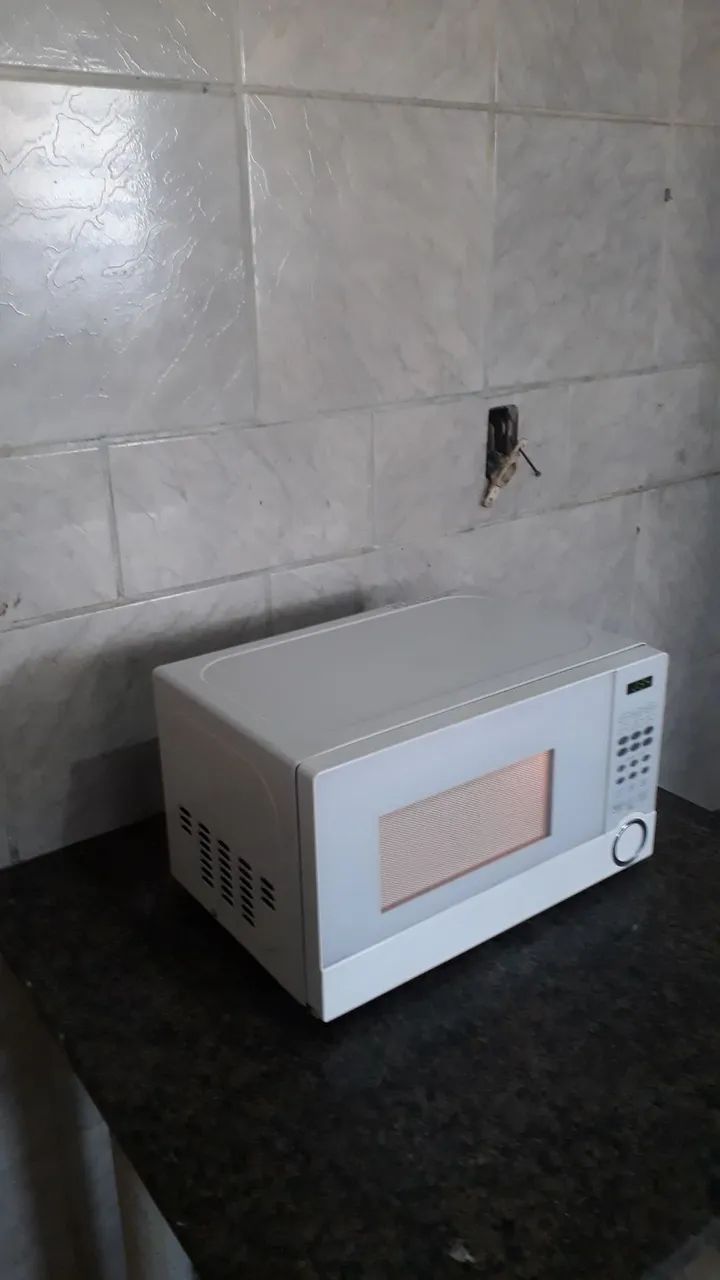 Microondas Midea 18 litros funcionando perfeitamente.  - Foto 3