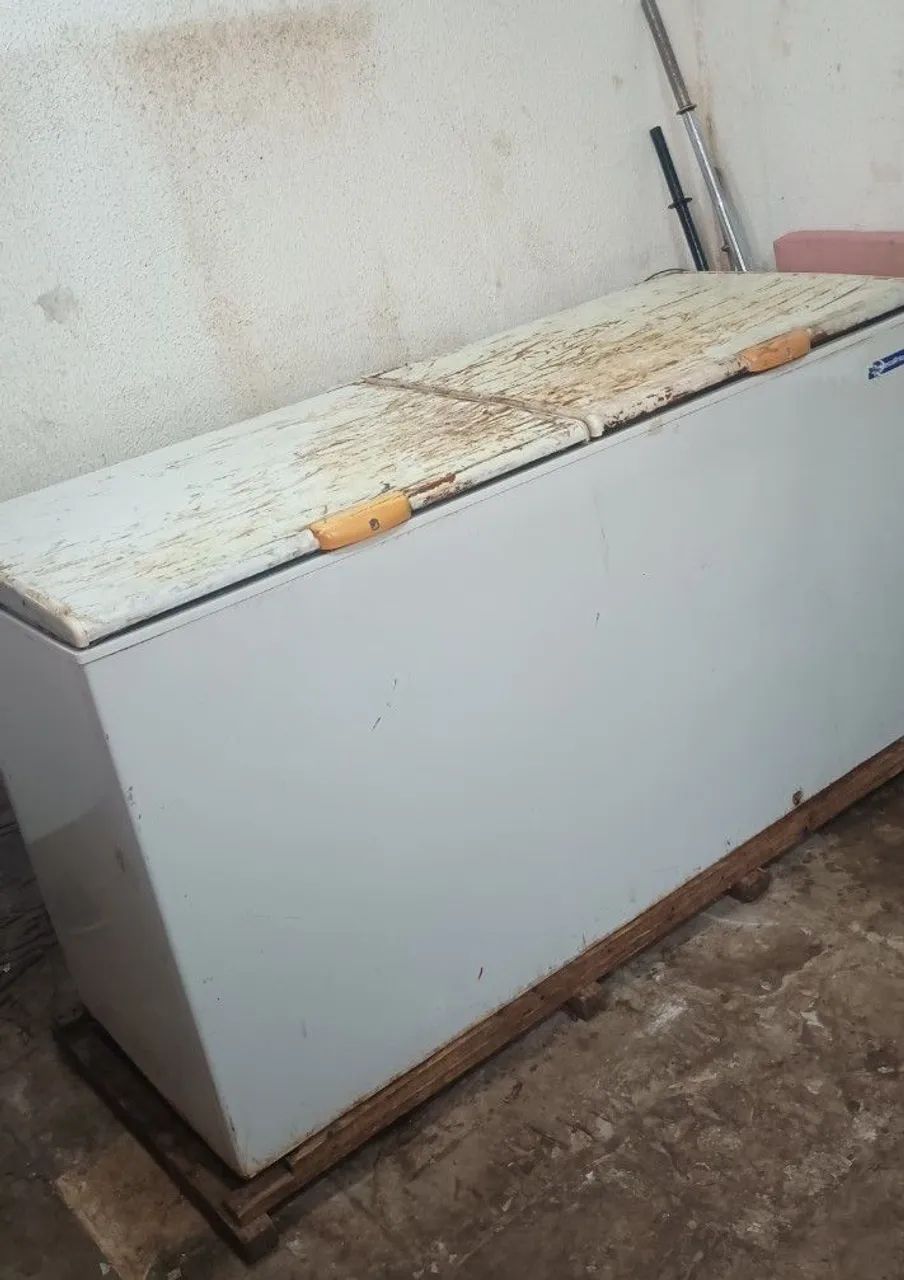 Vendo ou troco essa freezer com defeito  - Foto 3