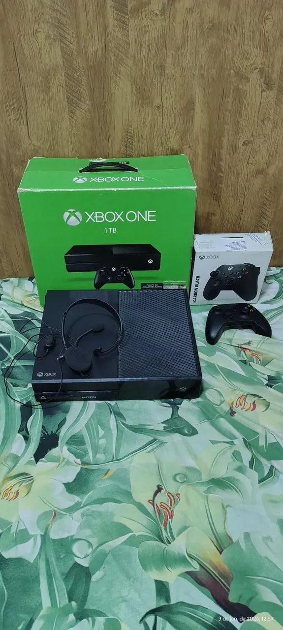 XBOX ONE FAT 1TB + headset + Controle Series Carbon Black. Todos com caixa.