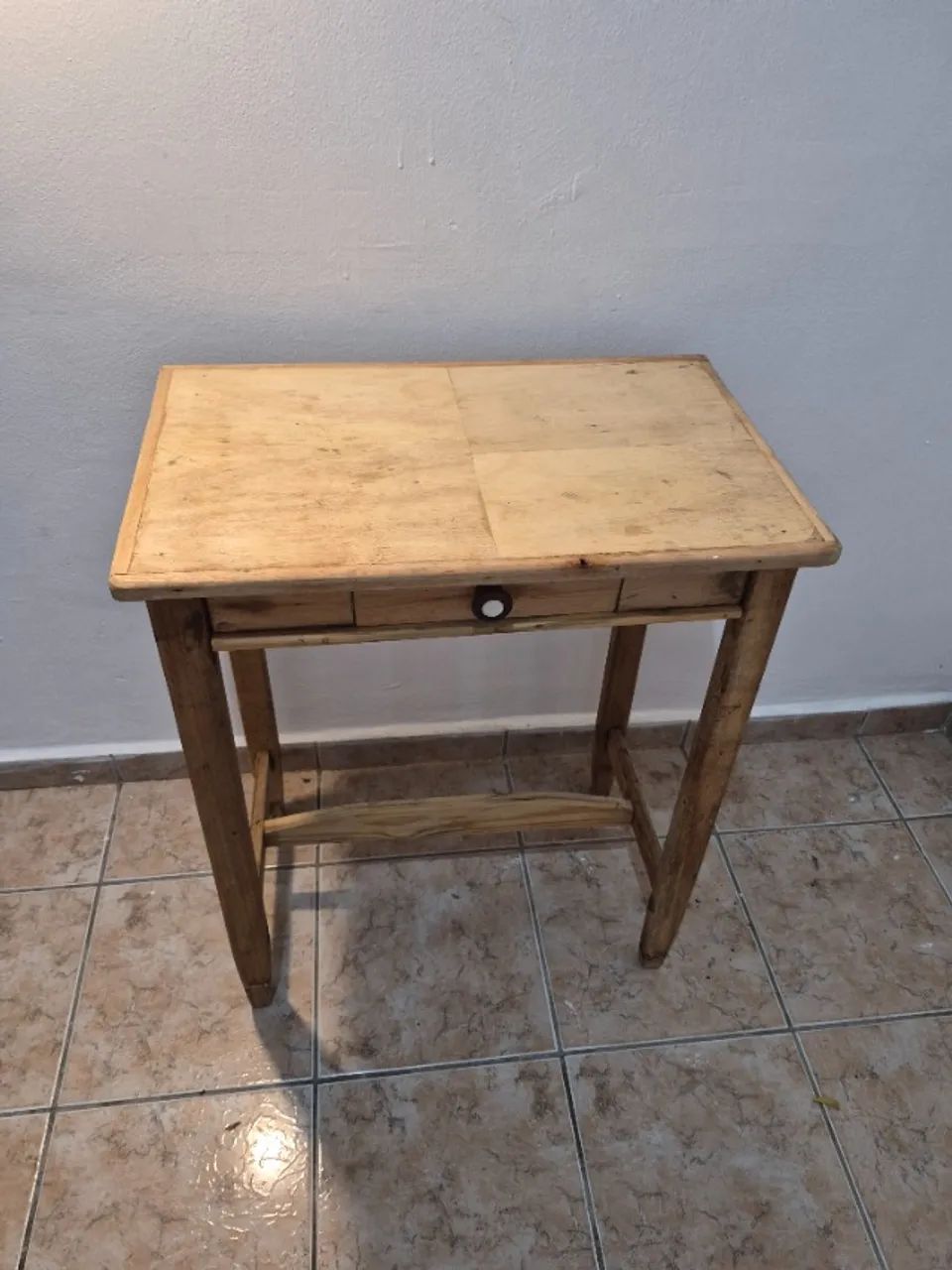  Mesinha de madeira. Medidas a 60*75*37 