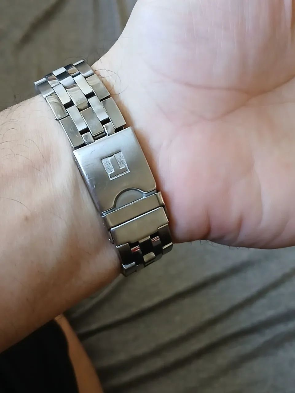 Relogio Tissot PRC 200 possui um mostrador preto com cronógrafo quartzo  - Foto 3