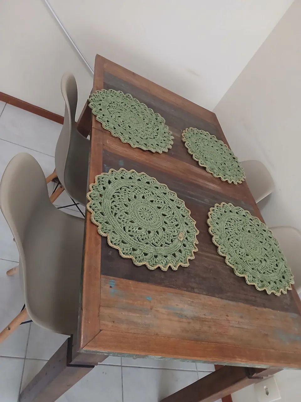 Mesa de madeira com 4 cadeiras - Foto 3
