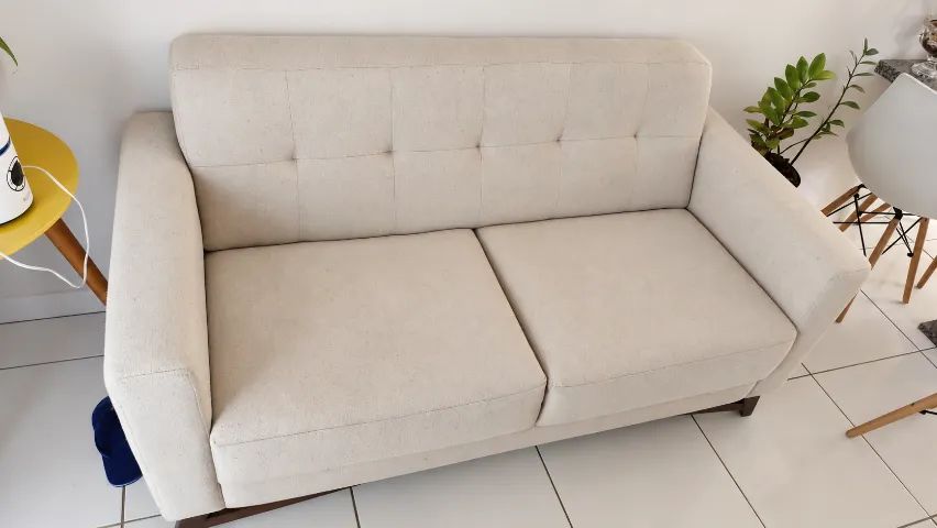 Sofá de 2 lugares bege