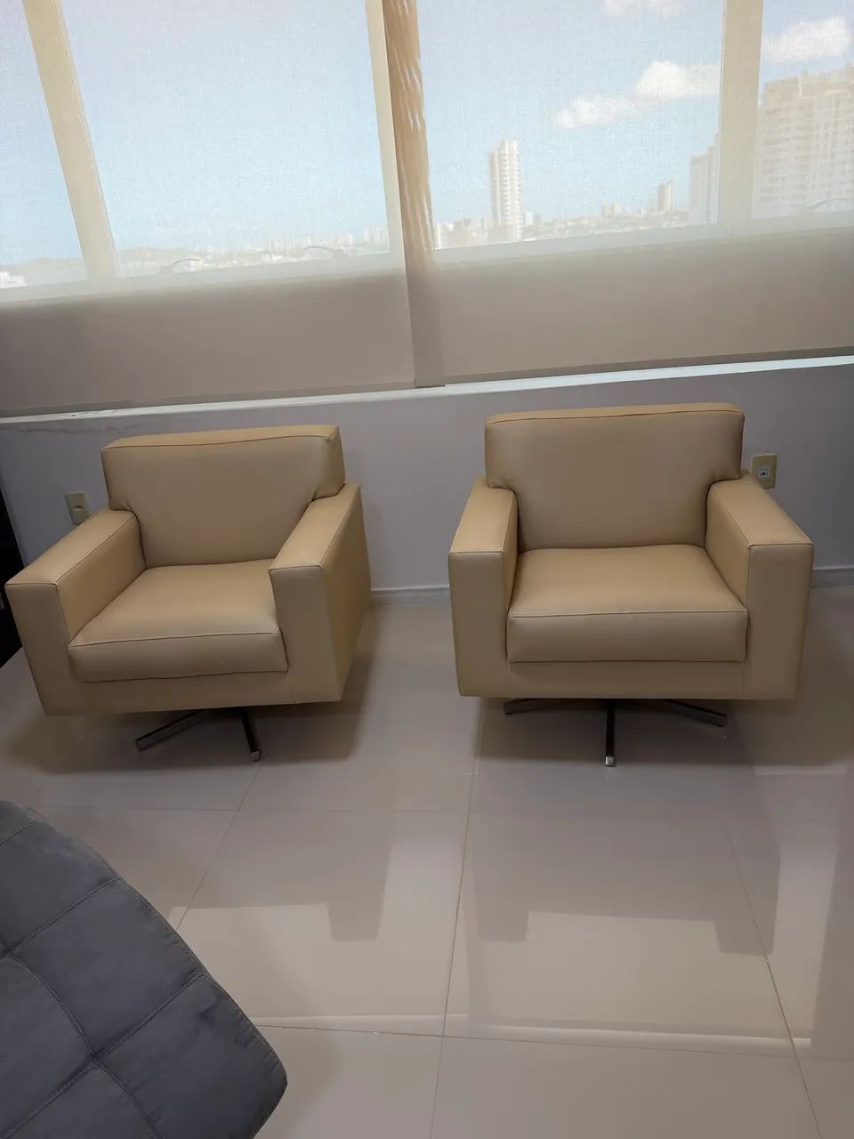 Conjunto de duas poltronas giratórias de alta qualidade - Foto 2