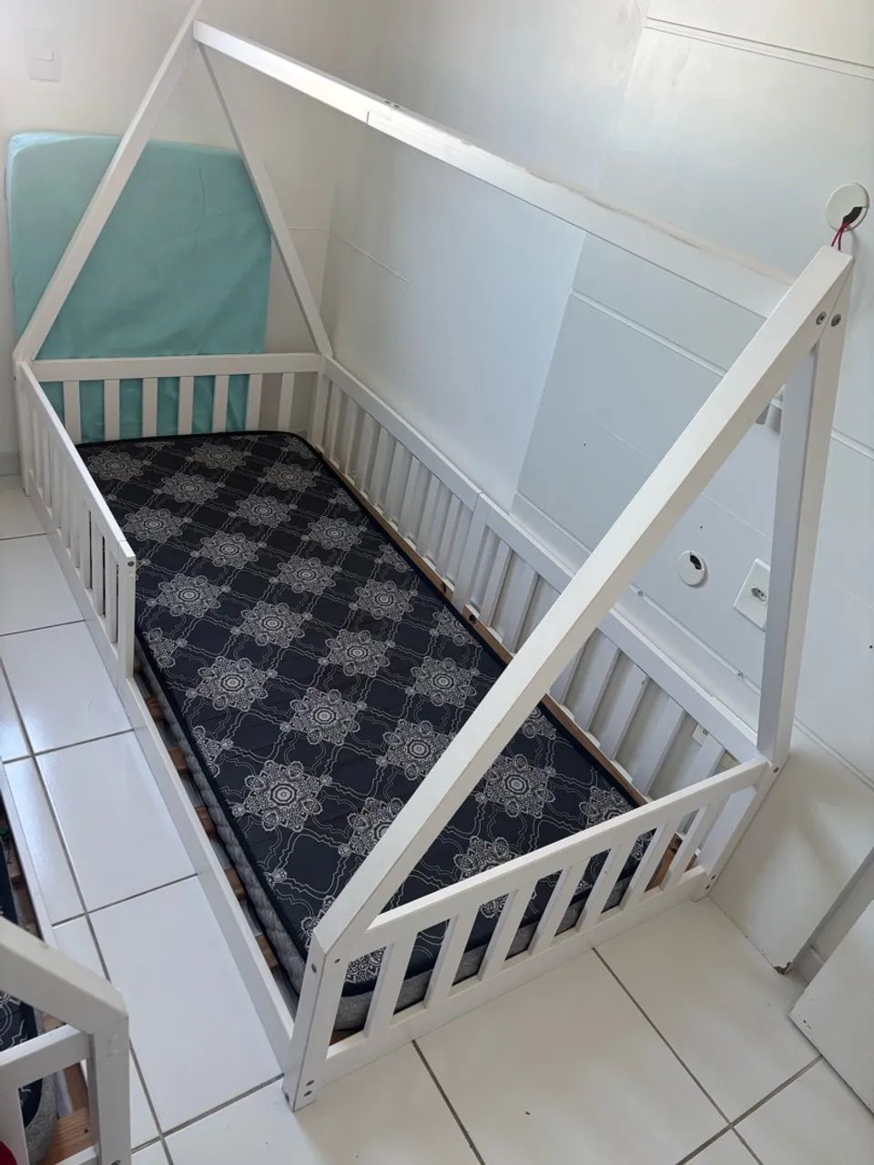 Cama infantil com colchão de solteiro