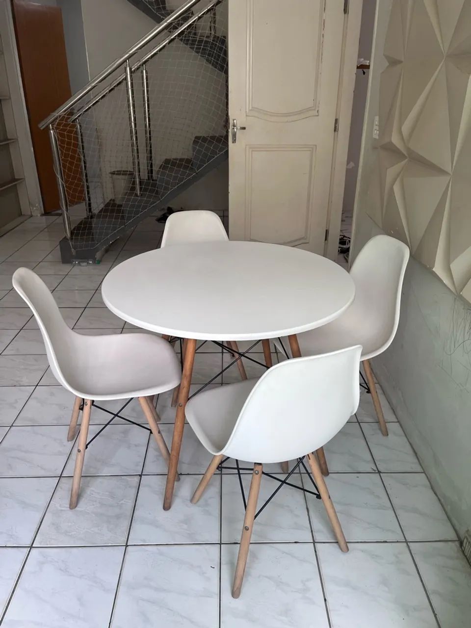 Conjunto mesa + 4 cadeiras Eames  - Foto 2