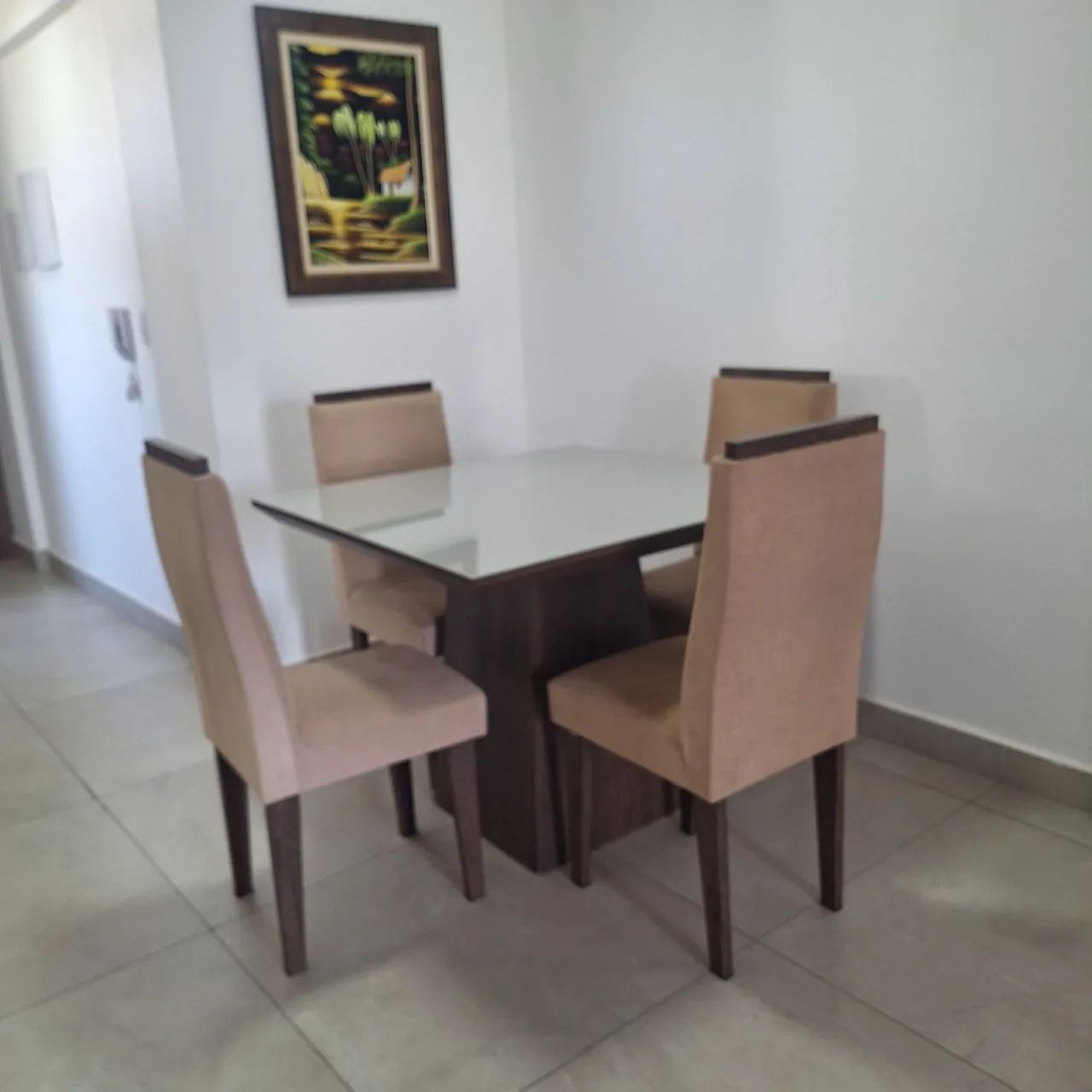 Mesa com tampo de vidro e com 4 cadeiras
