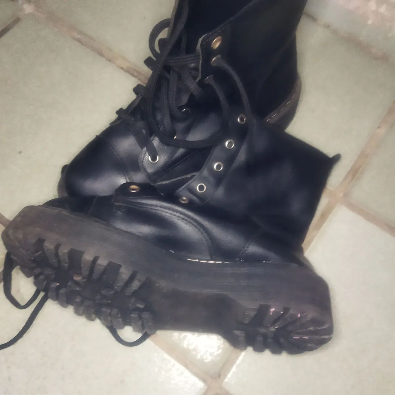 bota coturno feminina preta com solado tratorado plataforma e cadarço