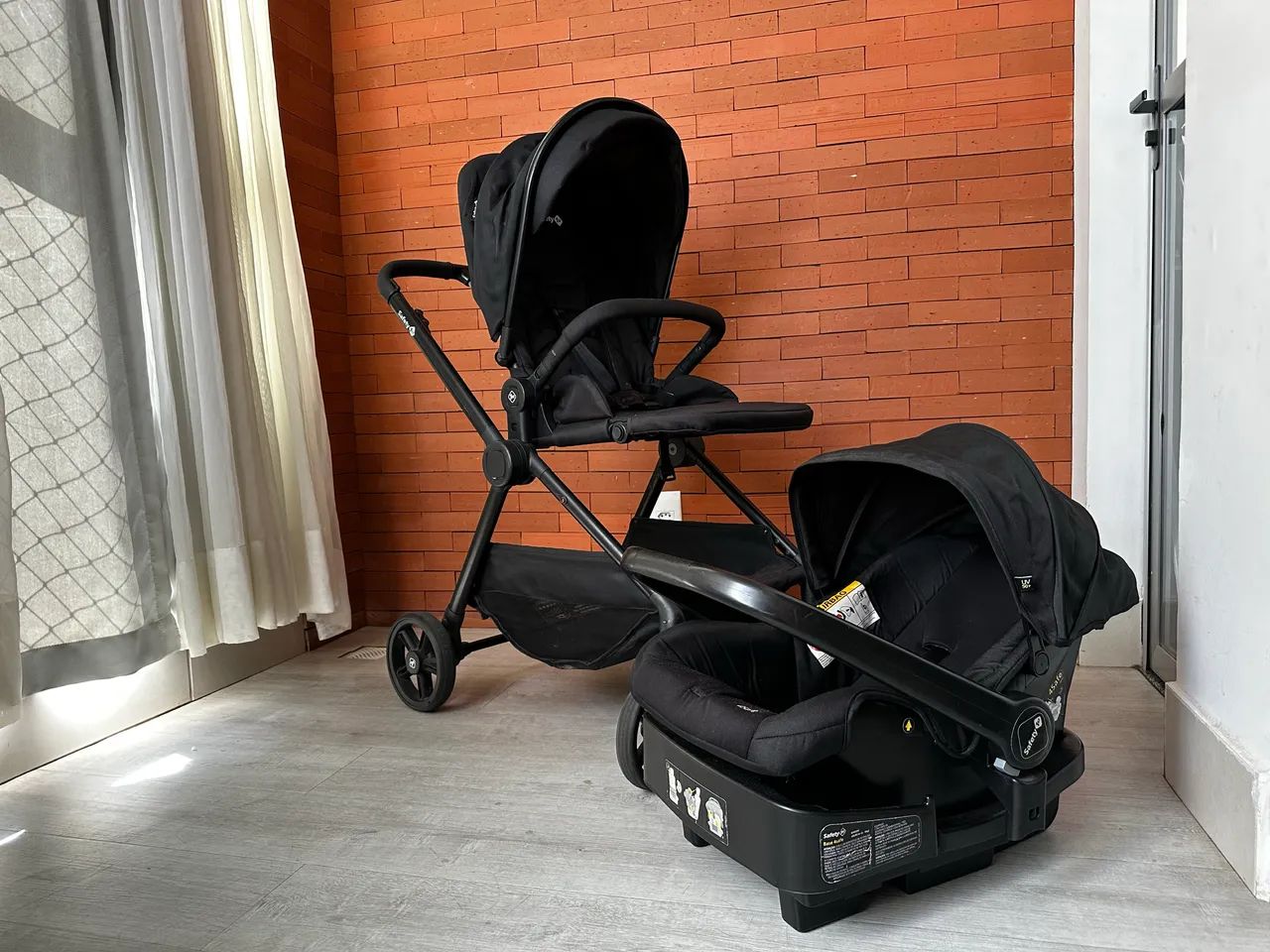 POUCO USO Carrinho de bebê + bebê conforto + base veicular Safety First Magnific trio 