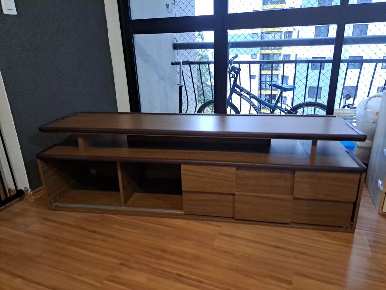 Rack para TV em MDF 170cm com nichos e porta de correr