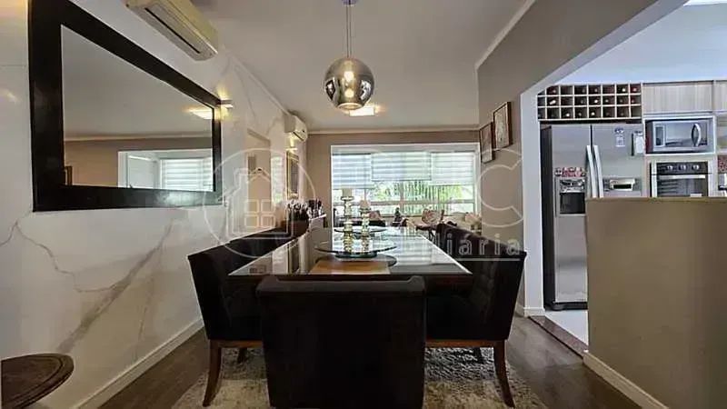 Belíssima residência reformada, 242 m2 - Piscina - amplo terreno - Foto 3