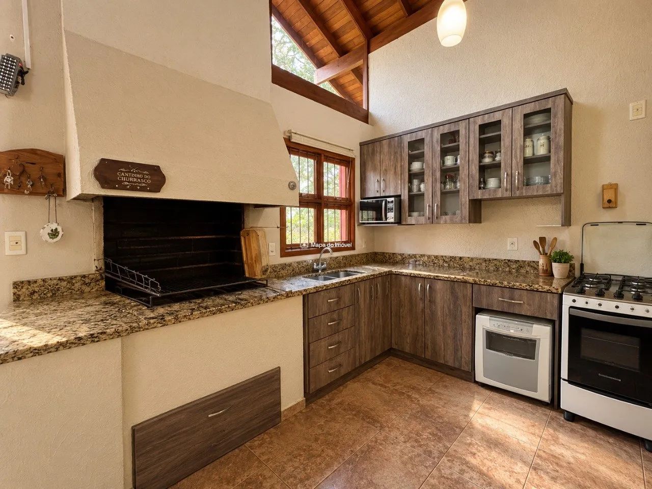 Ampla casa com 4 dormitórios semi mobiliada em Canela! - Foto 4