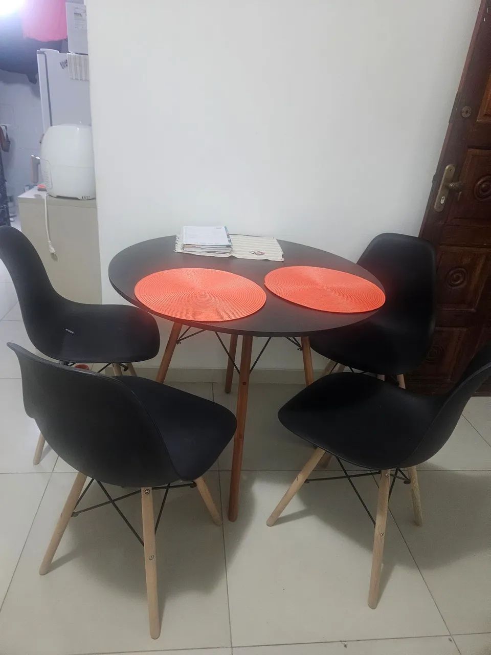 Mesa moderna com 4 cadeiras - Foto 2