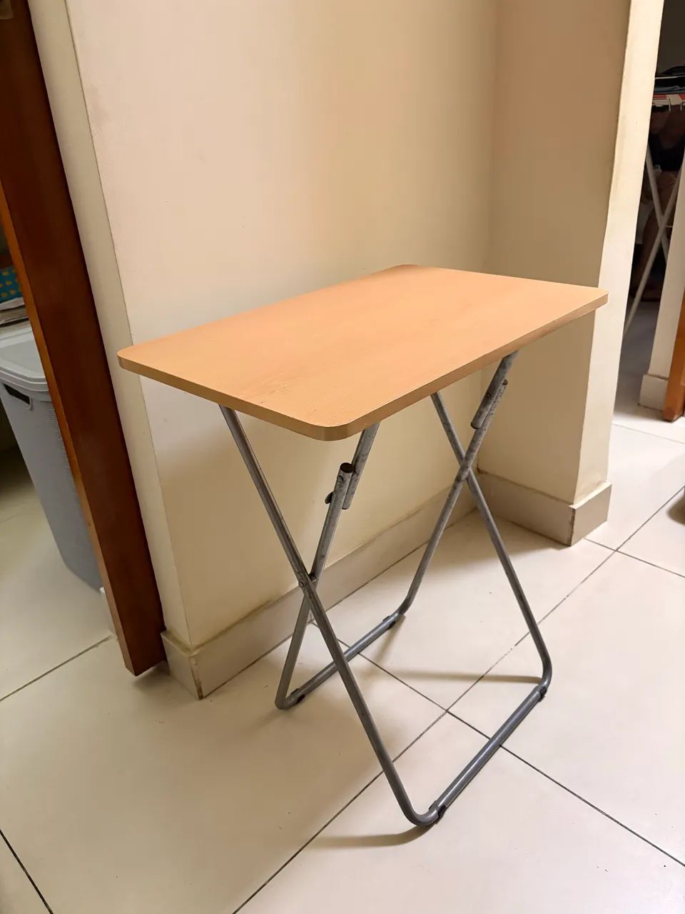 Mesa dobrável pequena  - compacta e prática 