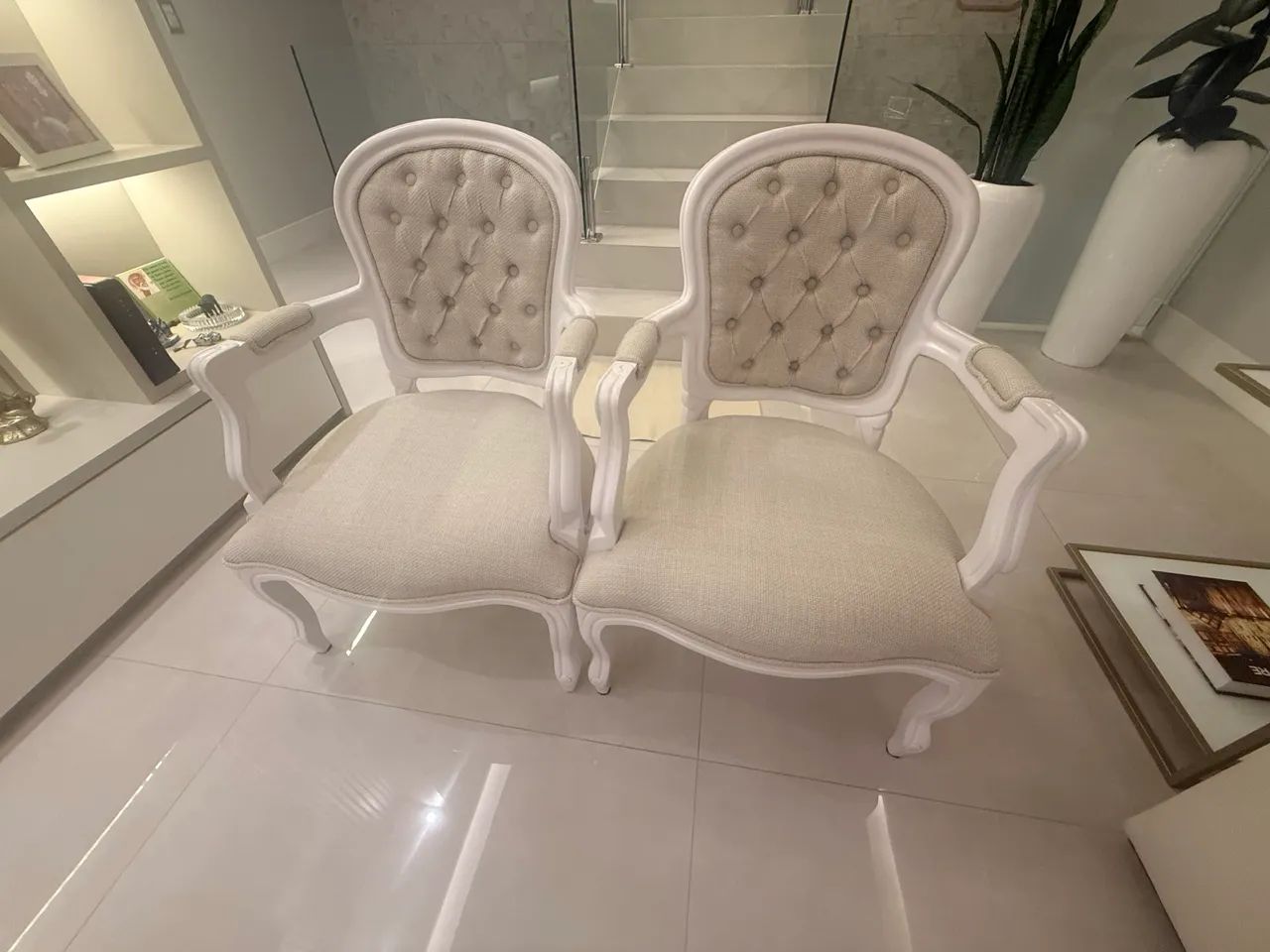 Vendo 2 cadeiras Luiz XV impecáveis 