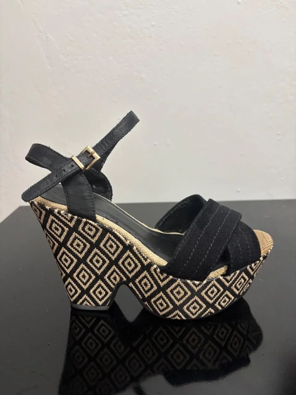 Sandália com detalhes geométricos