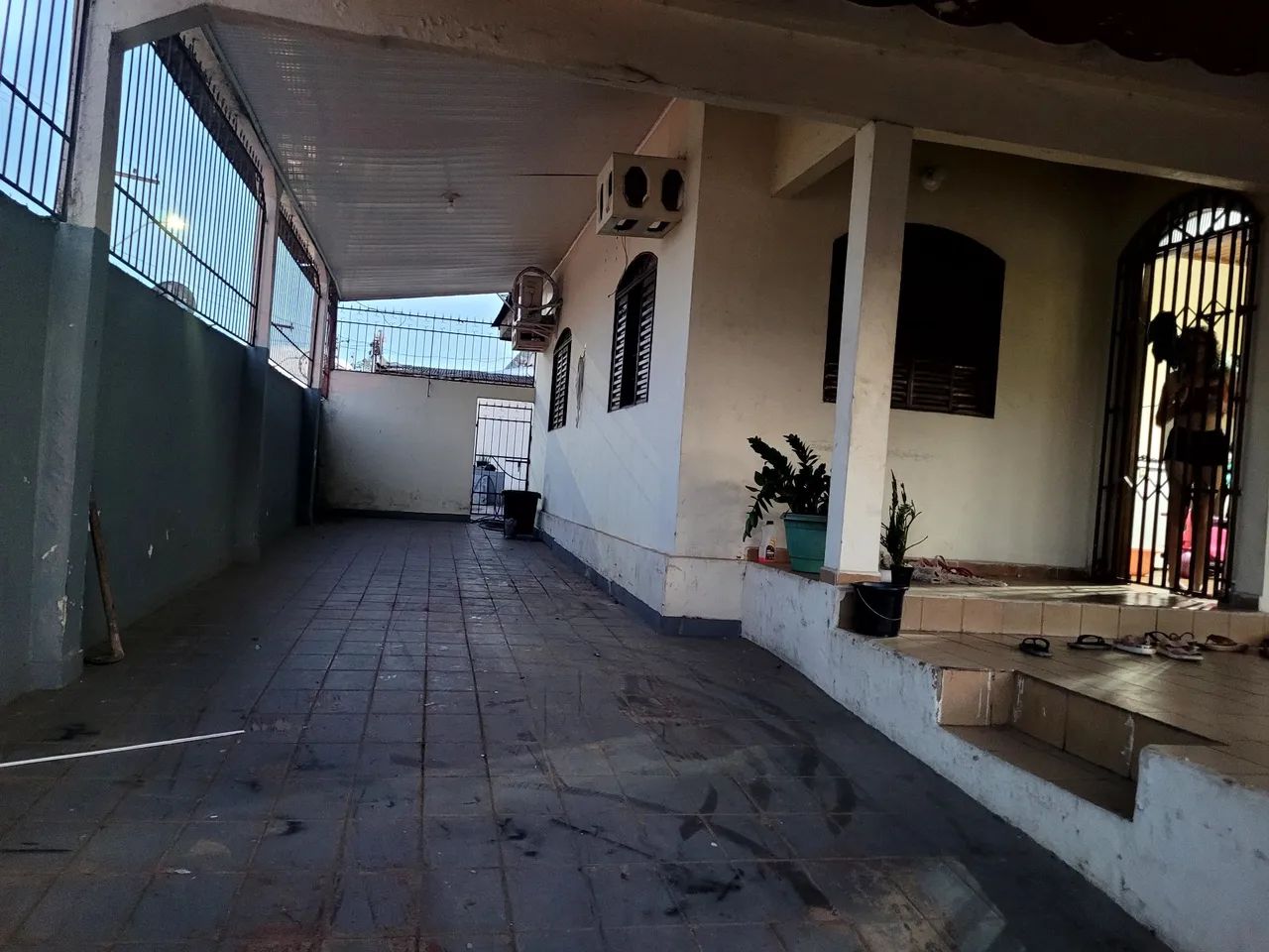 VENDO CASA EXCELENTE LOCALIZAÇÃO PARA COMERCIO