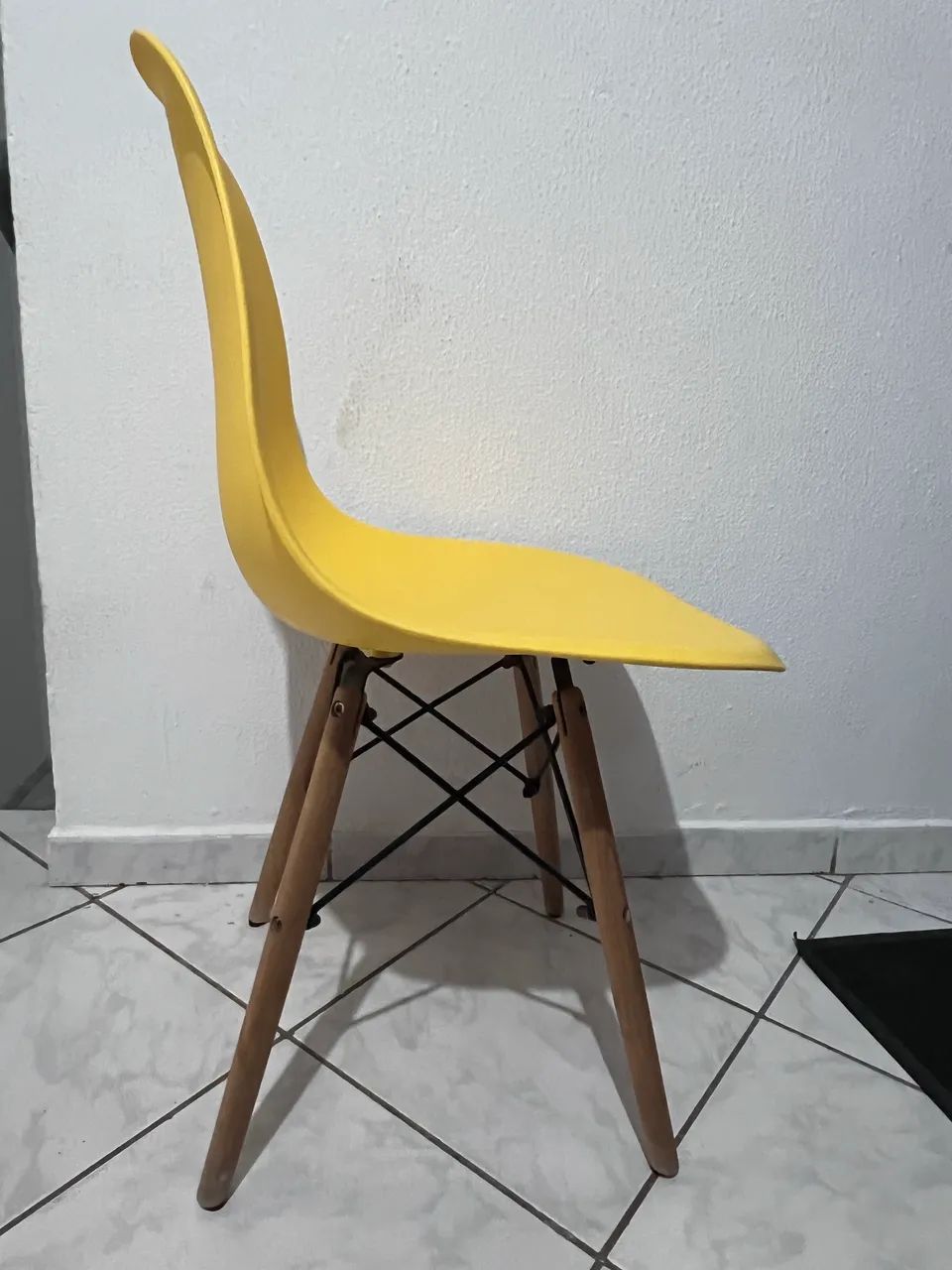 Vendo 5 cadeiras Eiffel com base de madeira maciça em perfeito estado de conservação! - Foto 2