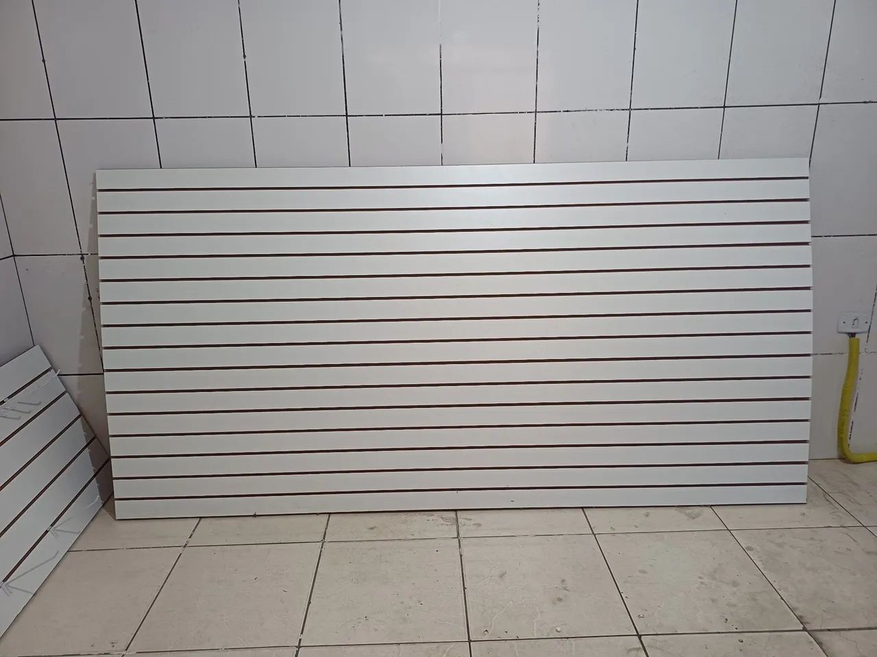 Kit painel canaletado com ganchos