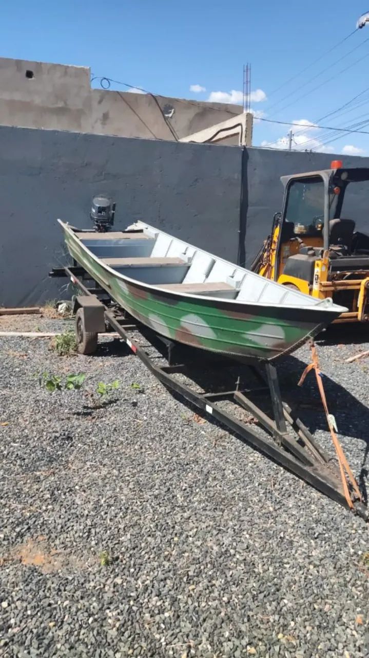 Barco com motor e carretinha 