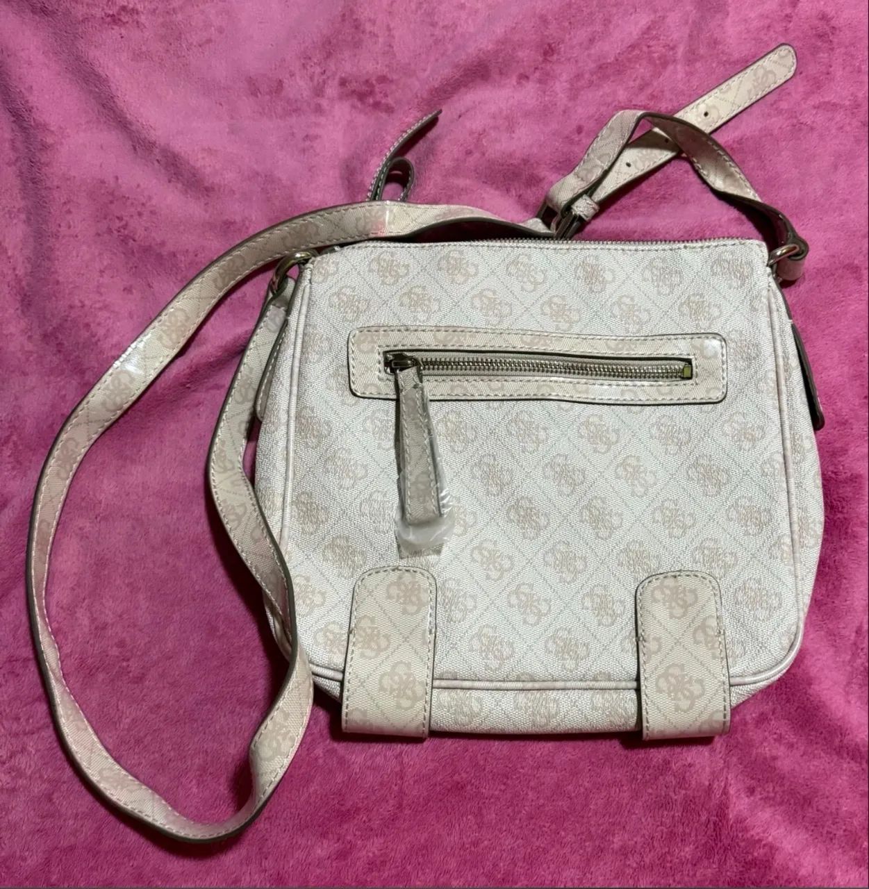 Bolsa Guess alça transversal rosa claro  - Foto 2