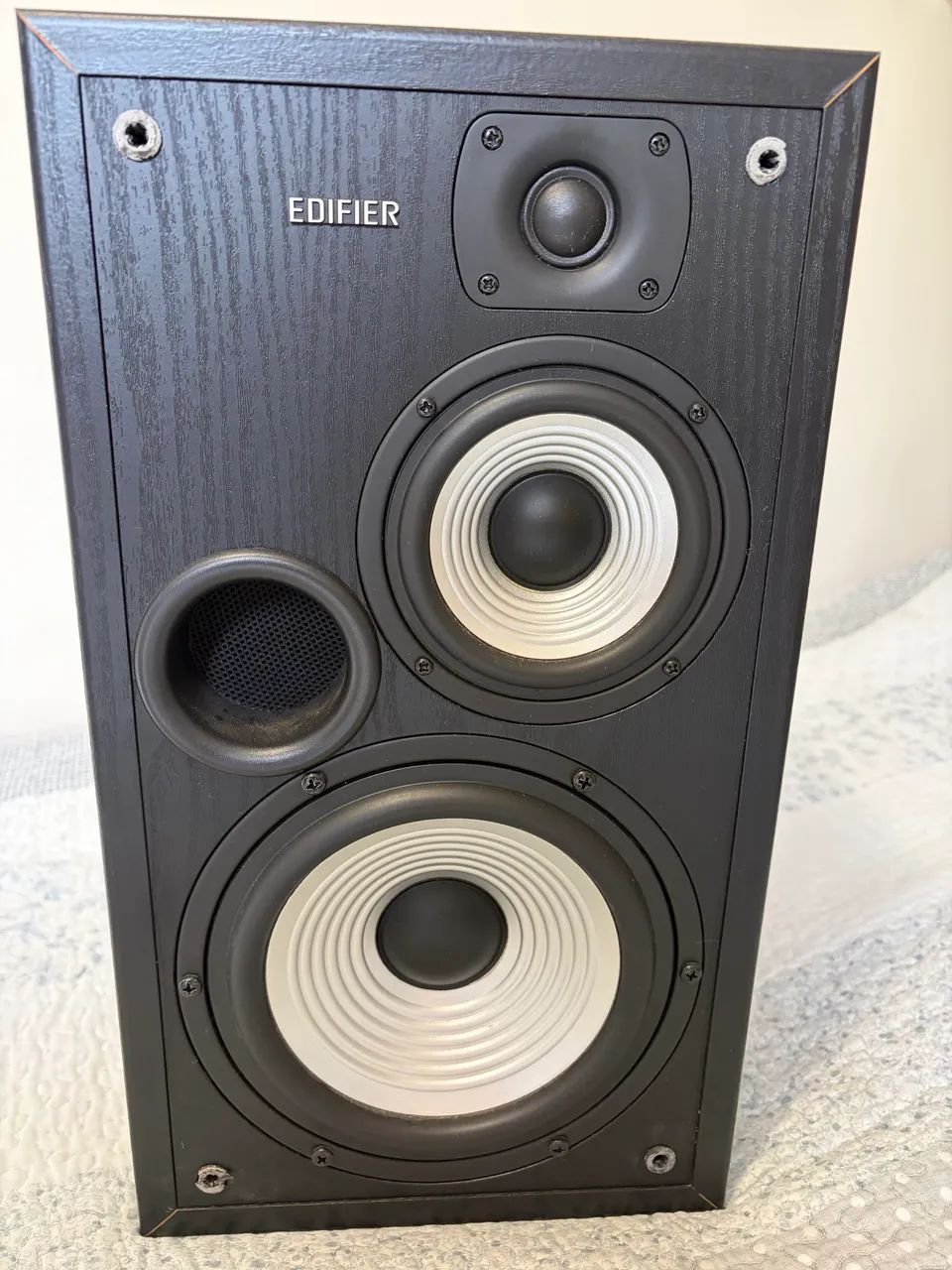 Monitor de audio edifier modelo R2700