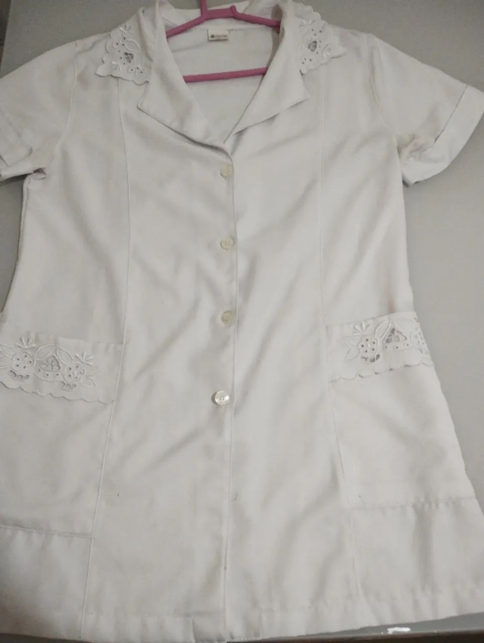 Jalecos e junto, peças de roupas brancas