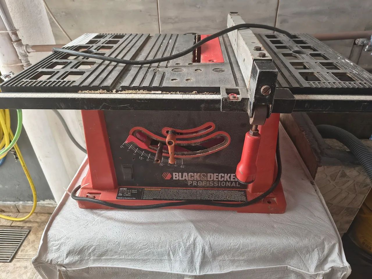 Serra Circular de Bancada Black & Decker, ideal para cortes precisos em madeira. 127v