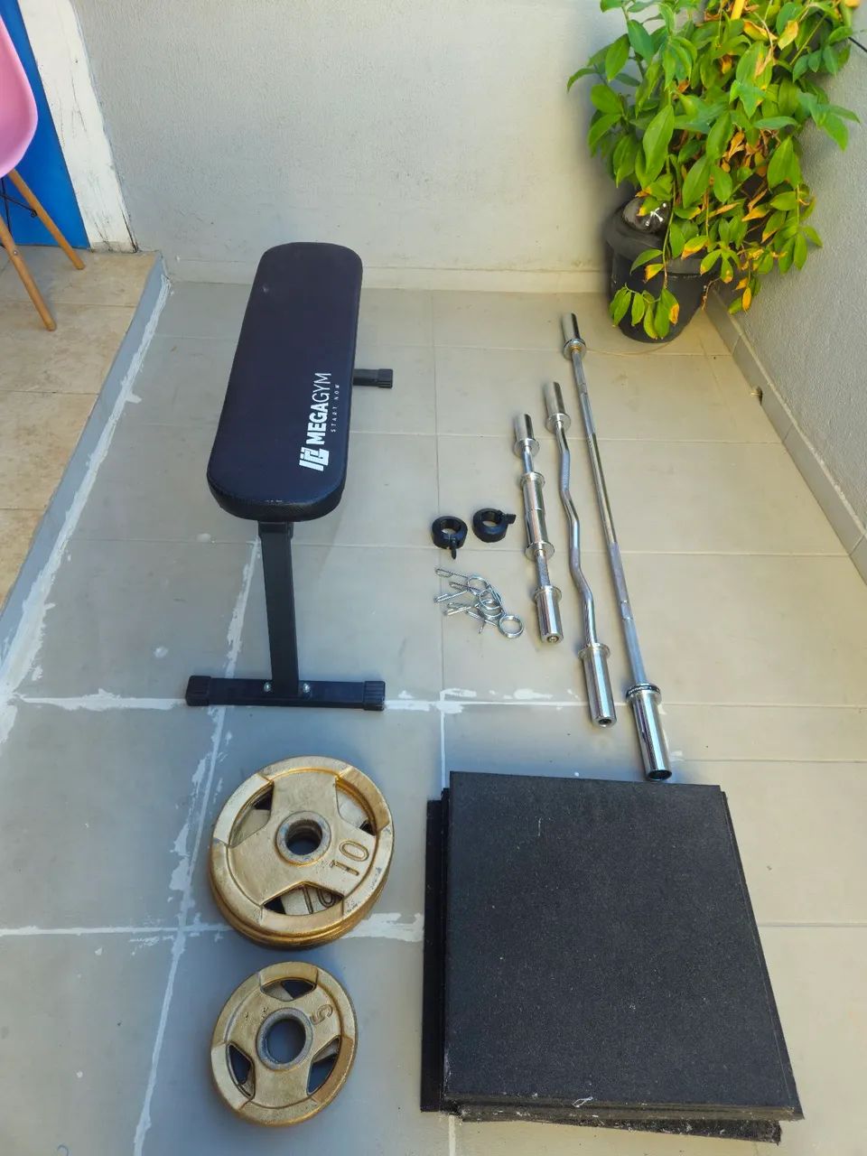 Equipamentos de academia com anilhas