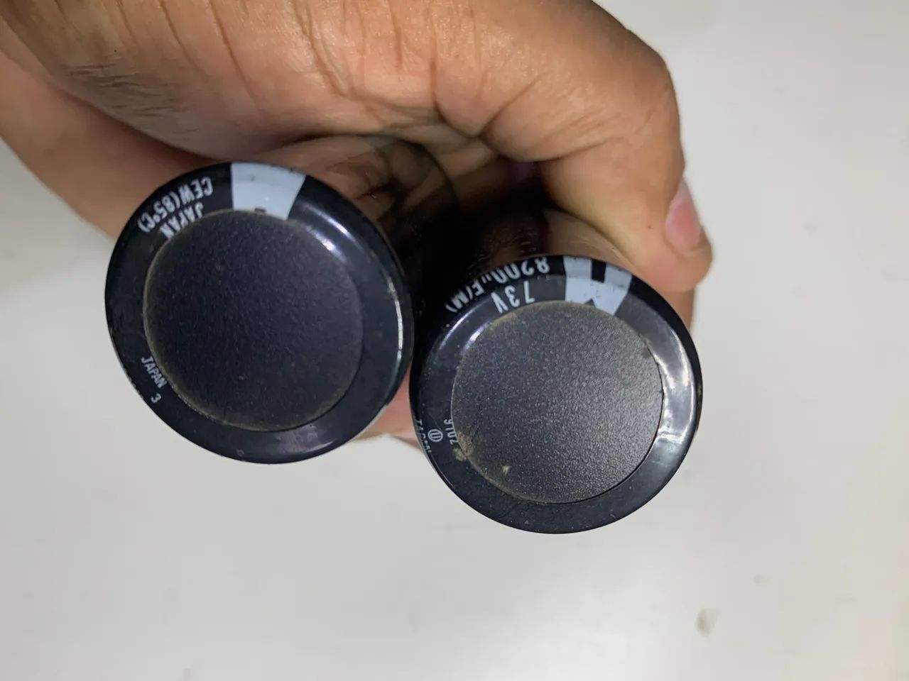 Par capacitor eletrolítico 8200uf x 73v - Foto 3