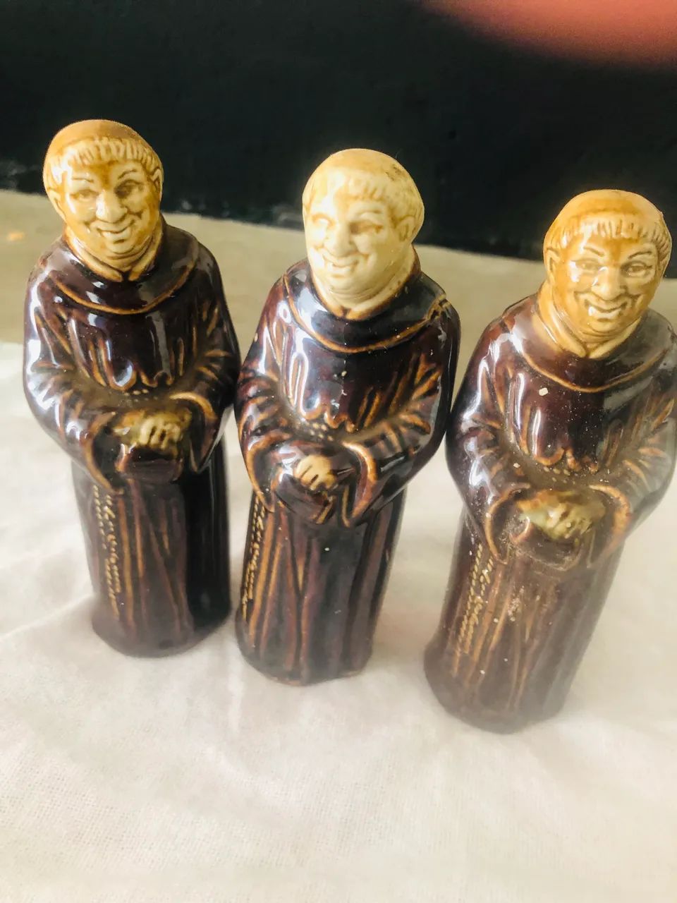  frade franciscano em porcelana esmaltada marrom - Foto 3