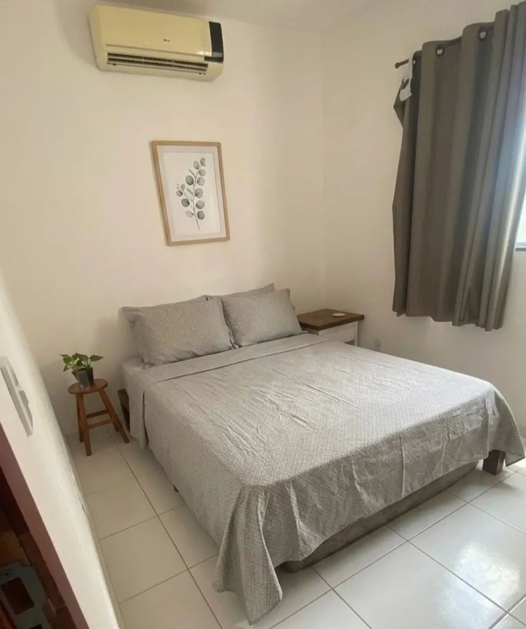 Cama (casal) de madeira maciça 