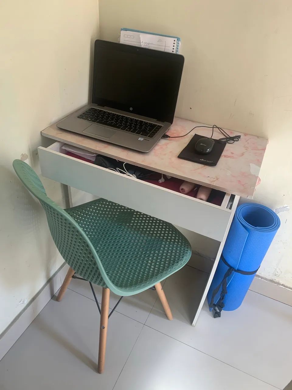 Mesa de computador e cadeira. - Foto 2